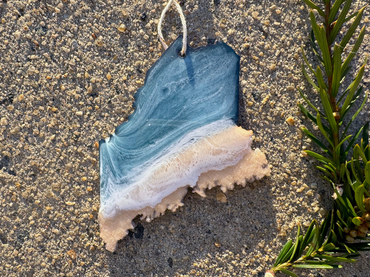 Maine Ornament Handmade with Unique Coastal Details, Perfect Nautical Souvenir Gift for Beach Lovers, Elegant Home Decor for Ocean Enthusiasts, Great Gift for Maine Residents and Travelers