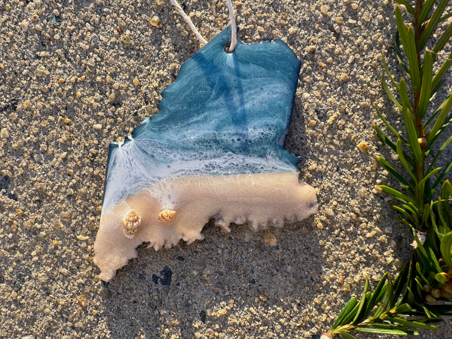 Maine Ornament Handmade with Unique Coastal Details, Perfect Nautical Souvenir Gift for Beach Lovers, Elegant Home Decor for Ocean Enthusiasts, Great Gift for Maine Residents and Travelers
