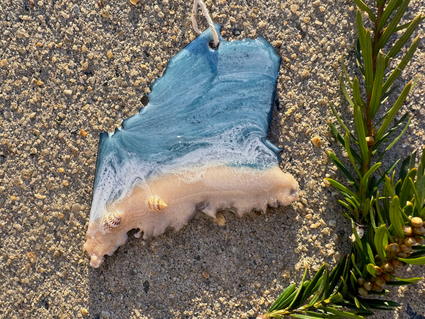 Maine Ornament Handmade with Unique Coastal Details, Perfect Nautical Souvenir Gift for Beach Lovers, Elegant Home Decor for Ocean Enthusiasts, Great Gift for Maine Residents and Travelers