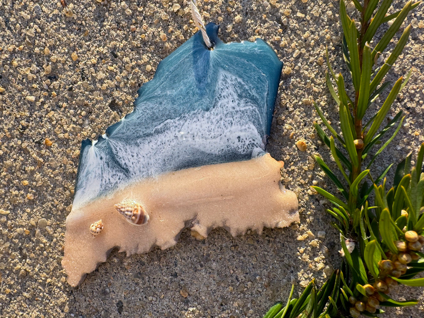 Maine Ornament Handmade with Unique Coastal Details, Perfect Nautical Souvenir Gift for Beach Lovers, Elegant Home Decor for Ocean Enthusiasts, Great Gift for Maine Residents and Travelers